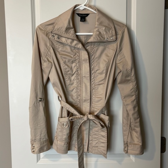 Jackets & Blazers - WHITE HOUSE BLACK MARKET • size 4 Tan Lightweight Coat